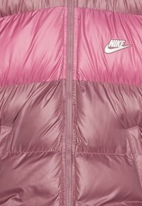 Nike Sportswear UNISEX - Ziemas jaka - plum dust/magic flamingo/white