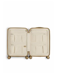 Harde koffer met een beige buitenkant en gouden accenten, voorzien van een gestructureerde voering, meerdere met rits afgesloten compartimenten en vier draaiwielen.