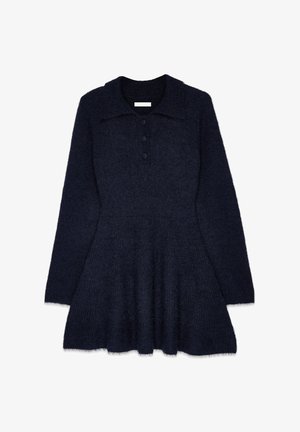 Abito in maglia di un blu navy scuro con colletto, chiusura a tre bottoni, maniche lunghe, gonna svasata e una texture morbida e pelosa.