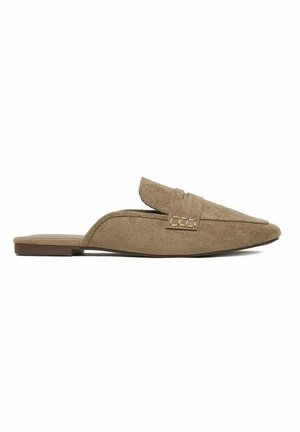 Beige Veloursleder-Loafer ohne Fersenteil mit flacher Sohle und dekorativem Riemen über dem Spann.
