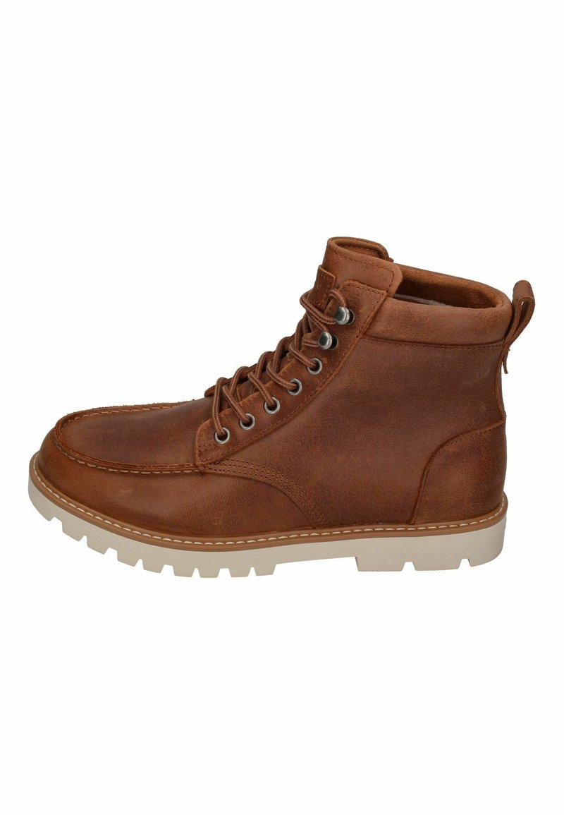 Bota de tobillo de cuero marrón con diseño de cordones, superficie texturizada, cuello acolchado y suela ligera de goma con profundos surcos.