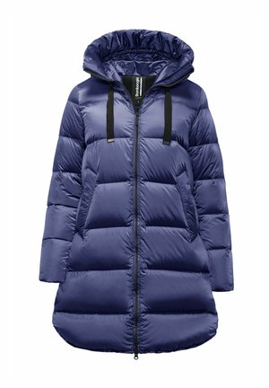 Cappotto imbottito blu navy, isolato, con cappuccio, dotato di zip frontale e lacci neri. Il design include sezioni trapuntate distintive.
