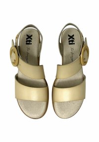 Sandali beige con punta aperta, dotati di due cinturini larghi e un accento rotondo sul lato. Presentano un plantare morbido e una suola interna testurizzata.