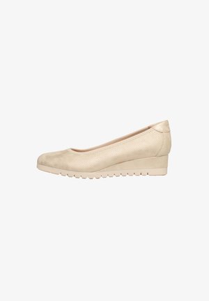 Beiger Damenkeilschuh mit strukturiertem Obermaterial und Gummisohle mit flachem Profil, seitlich auf weißem Hintergrund gezeigt.