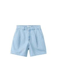 Hellblaue Jeansshorts mit Vorderfalten, Seitentaschen, Gürtelschlaufen und Reißverschluss.