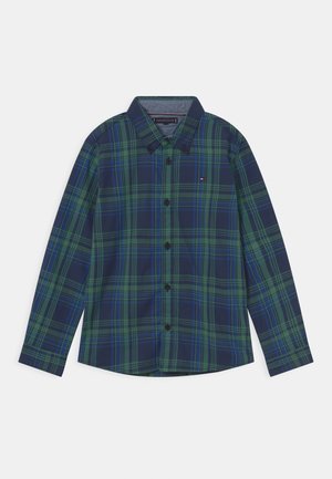 Košile s dlouhým rukávem na knoflíky v námořnické modro-zelené kostkované vzoru, s límečkem a černými knoflíky, vyrobená z měkké bavlněné látky.
