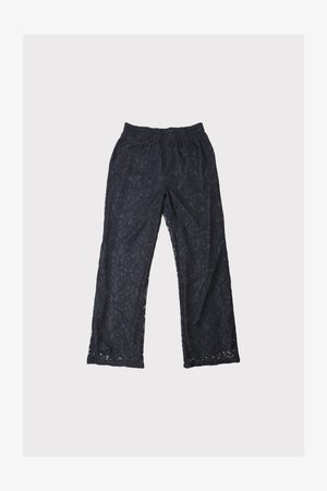 Čierne čipkové nohavice s kvetinovým vzorom, elastickým pásom, voľným strihom a mierne rozšírenými nohami so zúbkovaným lemom.