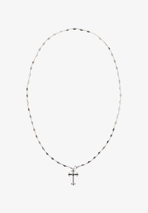 Sølv halskæde med et snoet kædedesign og diamantformede led, prydet med et lille korsvedhæng i midten.