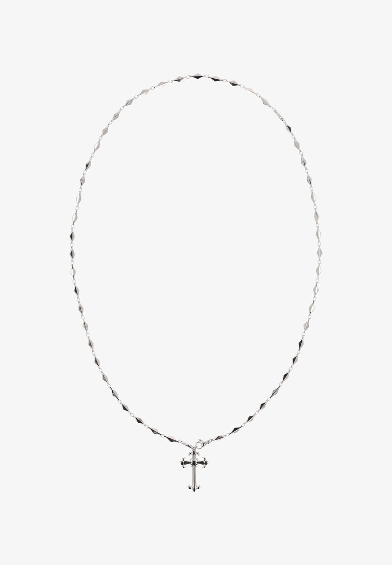 Sølv halskæde med et snoet kædedesign og diamantformede led, prydet med et lille korsvedhæng i midten.