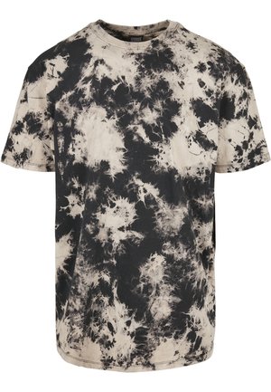 Koszulka z krótkim rękawem i okrągłym dekoltem, czarno-beżowy wzór tie-dye oraz widoczne przeszycia wokół kołnierza i krawędzi.