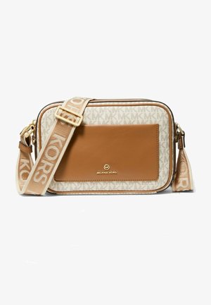 Kožená a plátenná crossbody taška v hnedej farbe s MK logom, hladkým predným panelom, zlatým kovovým hardvérom a odnímateľným logovaným popruhom.