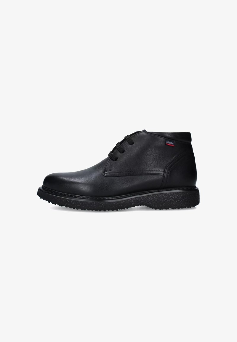 Bottines noires en cuir avec une finition lisse, bout rond et semelle en caoutchouc texturée ; elles ont quatre œillets pour les lacets et une couture minimale.
