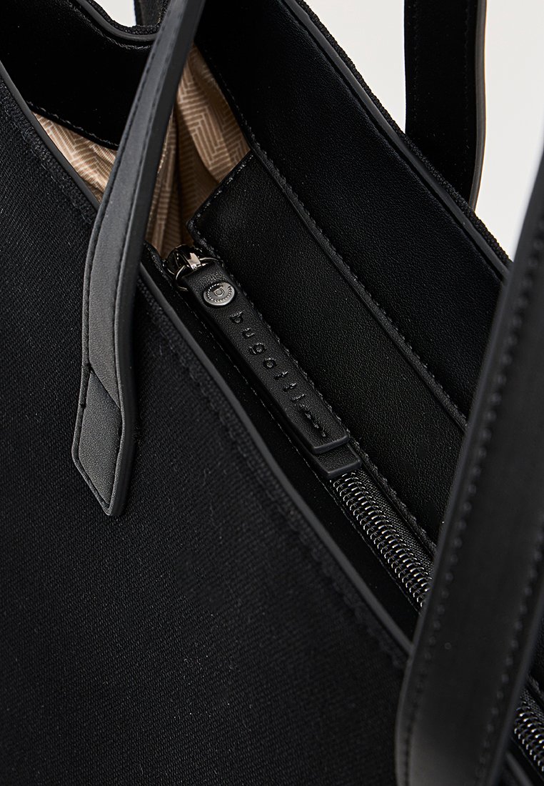 Borsa a tracolla nera realizzata con un mix di materiali in tela e pelle, con una tasca interna con zip e fodera a motivo geometrico. I dettagli metallici. 