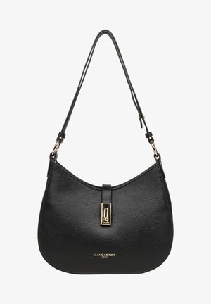 Borsa nera in pelle con una forma curva, dettagli in metallo dorato e una chiusura frontale. Superficie strutturata con il logo "Lancaster Paris" ben visibile.