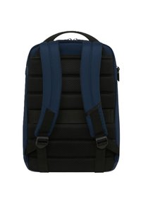 Zaino blu navy con spallacci imbottiti in rete, cinturini neri regolabili e un design strutturato caratterizzato da linee orizzontali.
