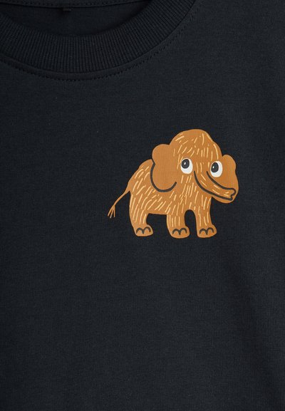 Svart stoffgenser med et brunt tegneserie-elefantdesign med teksturerte detaljer og store øyne på forsiden.