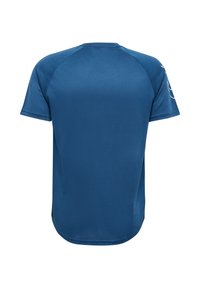 Blå sports T-shirt med korte ærmer, buet kant og subtil tekstur, vist bagfra mod en hvid baggrund.