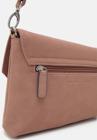 Różowa torba na ramię z ekoskóry z kieszenią na zamek, przeszyciami i srebrnym zapięciem. Prostokątny kształt, gładka faktura.