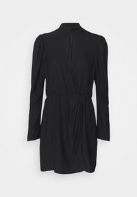 Svart klänning med långa ärmar, hög halsringning och en nyckelhålöppning. Tyget har mjuka draperingar vid midjan, vilket skapar en flödande silhuett.