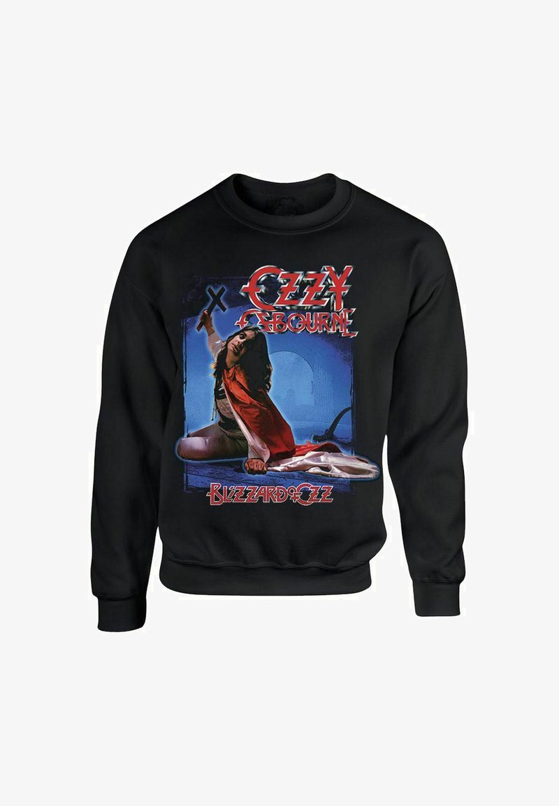 Schwarzer Kapuzenpullover mit einer Grafik auf der Vorderseite, die eine Figur mit braunem Haar, rotem Umhang und Waffe zeigt, mit dem Text "Ozzy Osbourne" und "Blizzard of Ozz".