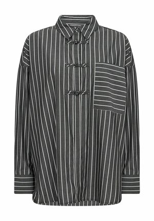 Camisa a rayas negras y grises con cuello, cierres de tipo toggle y un bolsillo en el pecho con rayas horizontales. Tejido suave y corte holgado.