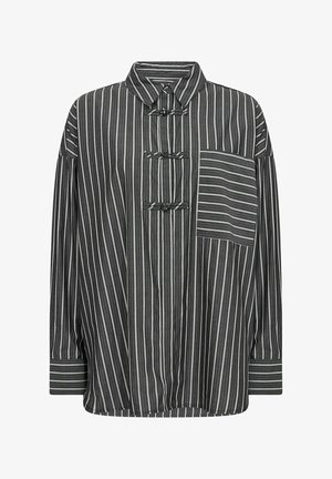 Chemise à rayures noires et grises avec un col, des fermetures à bascule et une poche poitrine avec des rayures horizontales. Tissu doux avec une coupe décontractée.
