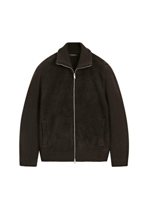 Giacca in pelle scamosciata marrone con maniche e colletto in maglia a coste, dotata di chiusura frontale con zip e due tasche laterali. Texture liscia in tutto.