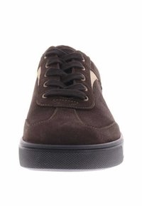 Braune Wildleder-Sneaker mit schwarzer Gummisohle, Schnürdesign, beigen Akzenten, strukturierter Oberfläche und kontrastierenden Nähdetails.