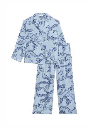 Světle modrá noční košile s dlouhým rukávem a kalhoty s potiskem tmavě modrých mašlí, vystavené na bílé ploše.