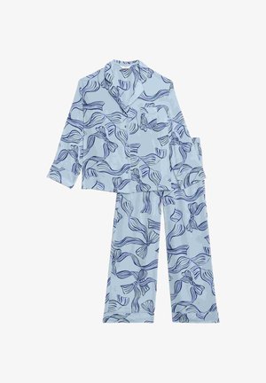 Lichtblauw lange mouw knoopjasje en broek voor pyjama met een donkerblauwe strikmotief, plat weergegeven op een witte achtergrond.