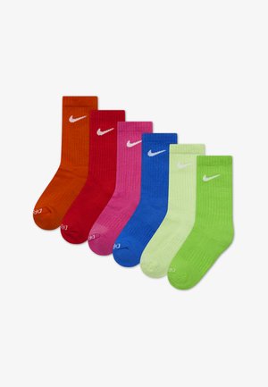 Skarpetki Nike w kolorach tęczy: pomarańczowy, czerwony, różowy, niebieski, jasny zielony i ciemny zielony. Wykonane z prążkowanego materiału; posiadają białe logo jako akcent.