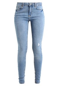 Ljusblå skinnyjeans i denim med lätt stretch. Har en slitning på framsidan av vänster lår och en klassisk femficksdesign.