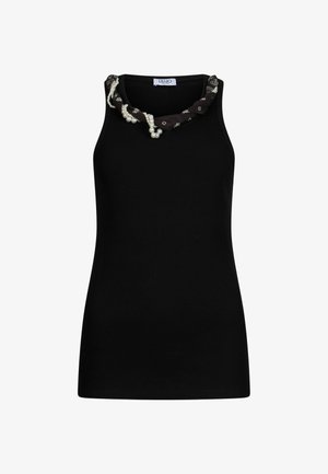 Débardeur noir côtelé avec un col en tissu torsadé noir et blanc orné de perles. Design simple et ajusté.