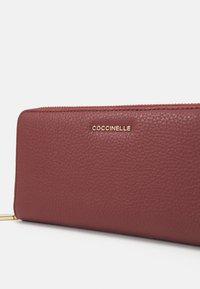 Coccinelle Piniginė - bordeaux