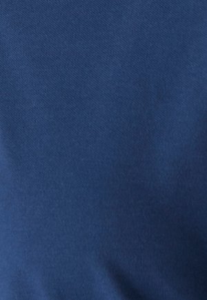 Marineblauwe stof met een gladde textuur, met een uniforme kleur en een lichte glans. Geen patronen of opvallend beslag waargenomen.