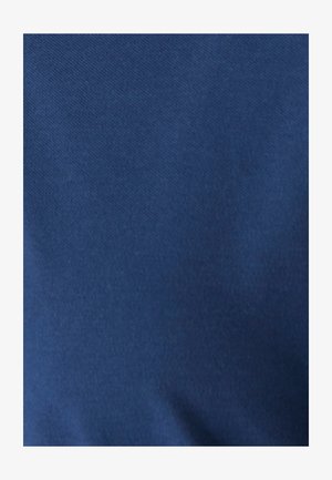 Tessuto blu navy con una texture liscia, caratterizzato da un colore uniforme e una leggera lucentezza. Nessun motivo o hardware notevole osservato.