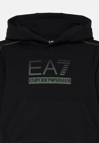Čierna mikina s kapucňou a predným vreckom, s logom "EA7 Emporio Armani" v sivej farbe na hrudi.