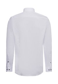 Weißes Langarmhemd, glattes Material mit leichtem Glanz. Verfügt über einen klassischen Kragen, geknöpfte Manschetten mit kontrastierenden Knöpfen und einen abgerundeten Saum.