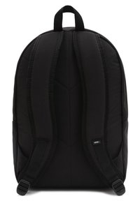 Czarny plecak z wyściełanymi paskami, teksturowanym materiałem i uchwytem u góry. Posiada minimalistyczny design bez widocznych logo.
