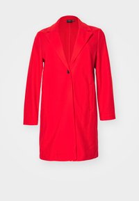 Rød lang blazer med slagkrage, enkelt knappelukking og to frontlommer. Laget av et glatt stoff med en skreddersydd passform.