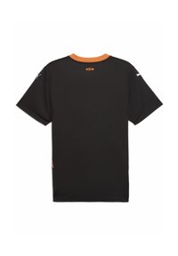 Camiseta deportiva negra de manga corta, con un cuello y acentos en el dobladillo naranjas, fabricada en una tela ligera. Logotipo impreso en la parte posterior.