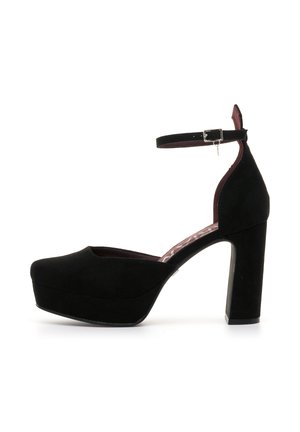 Tacones de plataforma de ante negro con punta redonda, correa al tobillo y tacón grueso alto. Cuenta con un forro interior de color burdeos en contraste.