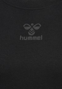 Svart bomull T-shirt med ribbad textur, rund halsringning och en ljusgrå tryckt logotyp av en bi och ordet "hummel" på bröstet.
