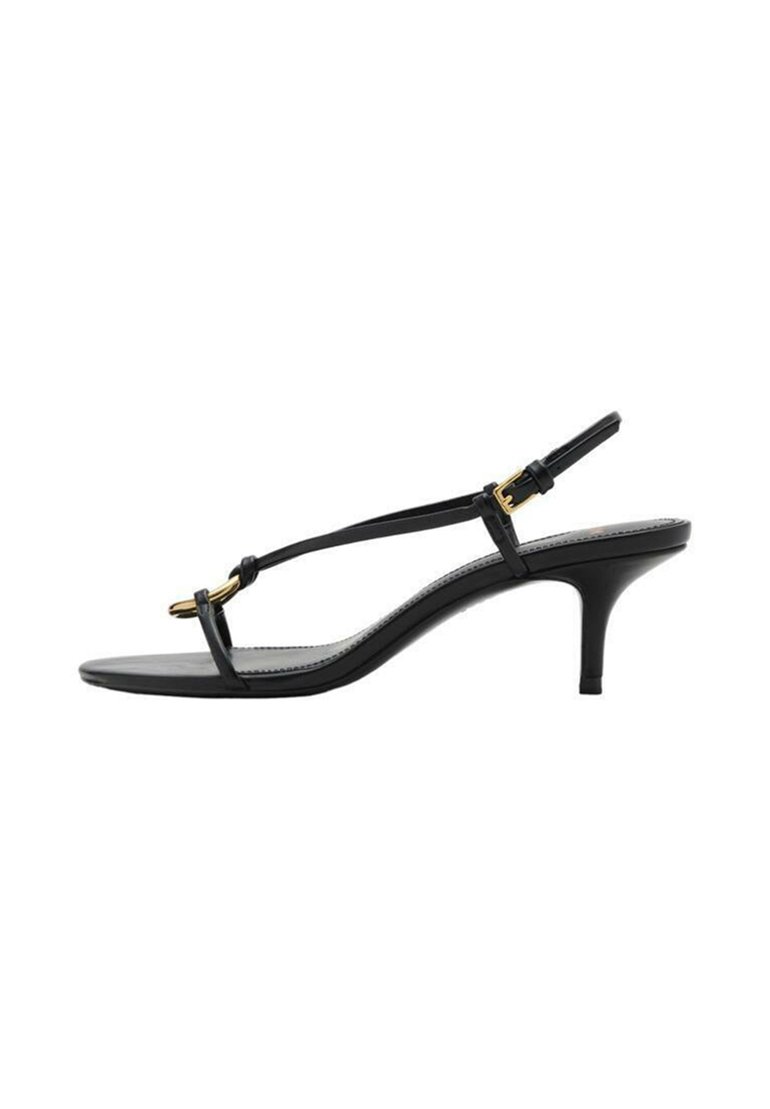 Sandal con zeppa kitten nera in pelle, con sottili cinturini, fibbia dorata e una minimalista fascetta per le dita su sfondo bianco.