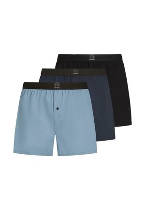 Tre herreboxershorts i lyseblå, navyblå og sort, hver med en sort elastisk taljebånd og knaplukning foran.