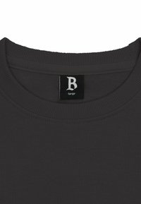 Mørkegrå sweatshirt med ribbet rund hals og et mærke med et fremtrædende 'B' samt størrelse 'large'. Blød tekstur.