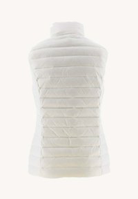 Chaleco acolchado sin mangas blanco con un alto cuello, que presenta paneles acolchados horizontales y un exterior liso. Diseño liviano y ajustado.