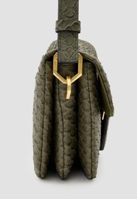 Grøn lædertaske med tekstureret overflade, der har et guldmetalspænde og rem, med en struktureret, plisseret design.