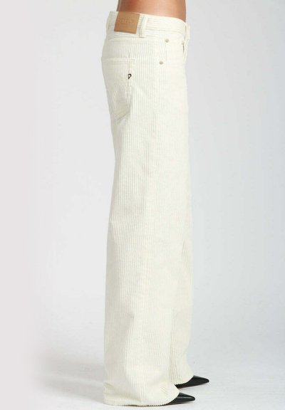 Pantaloni a gamba larga in corduroy di colore bianco sporco. Tessuto texturizzato con righe verticali, design a cinque tasche e una cucitura in pelle marrone sul cinturino.