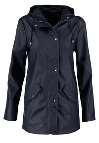 Marinblå vattentät regnkappa med huva, framdragkedja och tryckknappar, långa ärmar och två fickor med lock och tryckknappsöppningar.